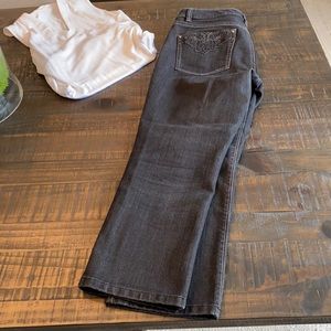 🔥 Excellent Condition! WHBM Black Capri!